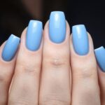 ciemno niebieskie paznokcie