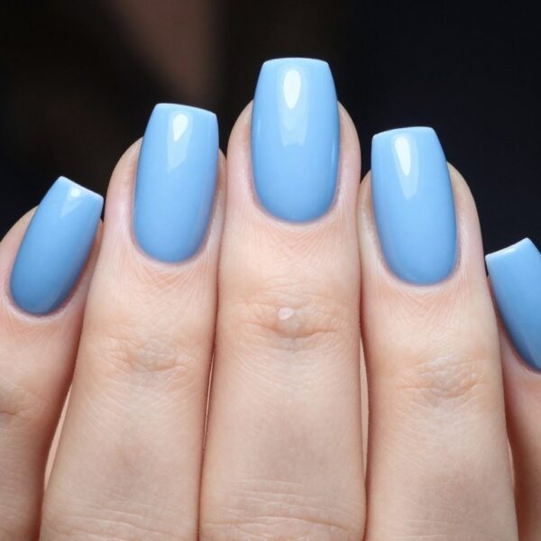 Ciemno niebieskie paznokcie – modny trend w manicure